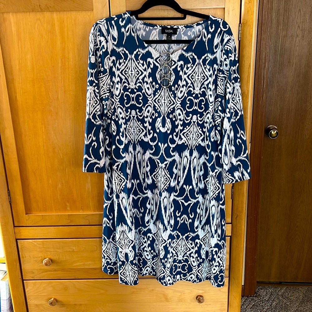 Gorgeous blue and whit dress!